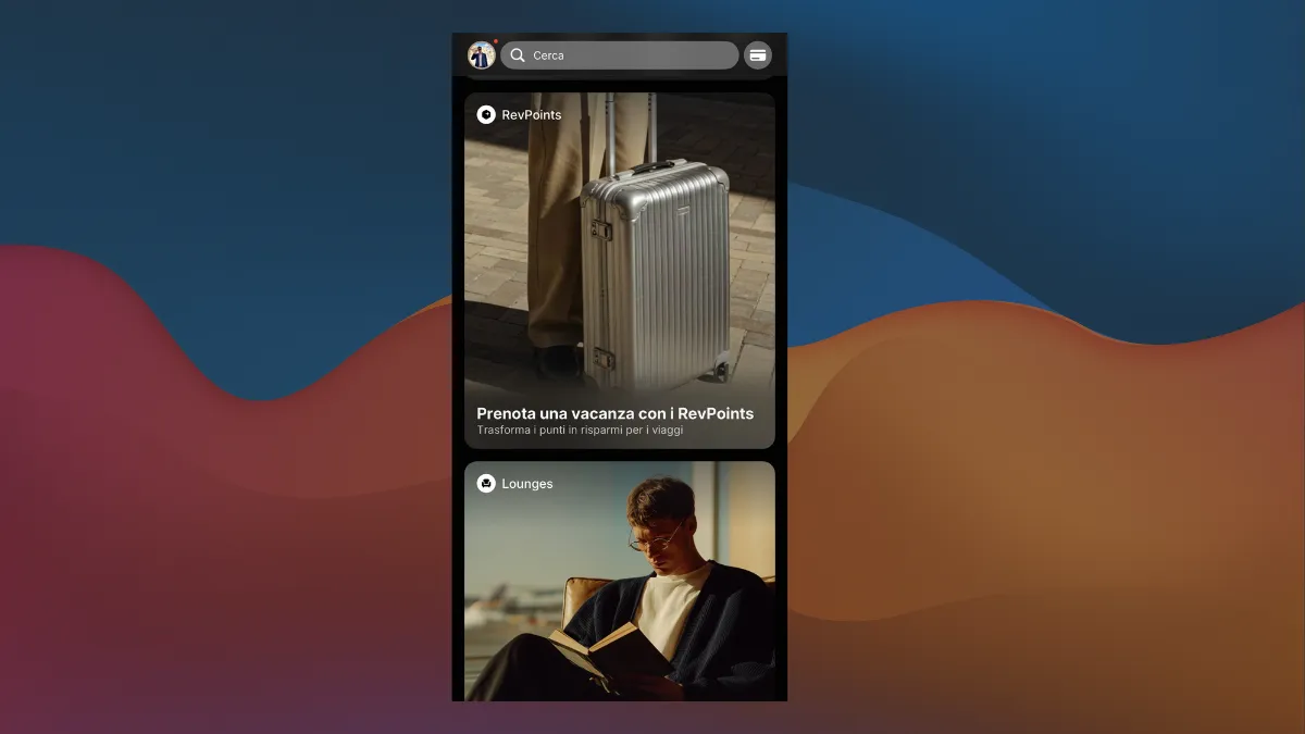 Persona che usa smartphone con app Revolut in aeroporto